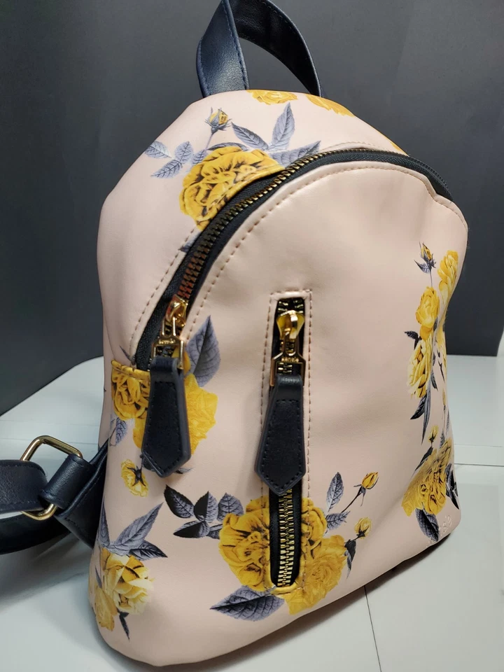 Mochila pequeña Kensie rosa/amarillo patrón rosas 9x9,5x3,5" Foto 2 de 4