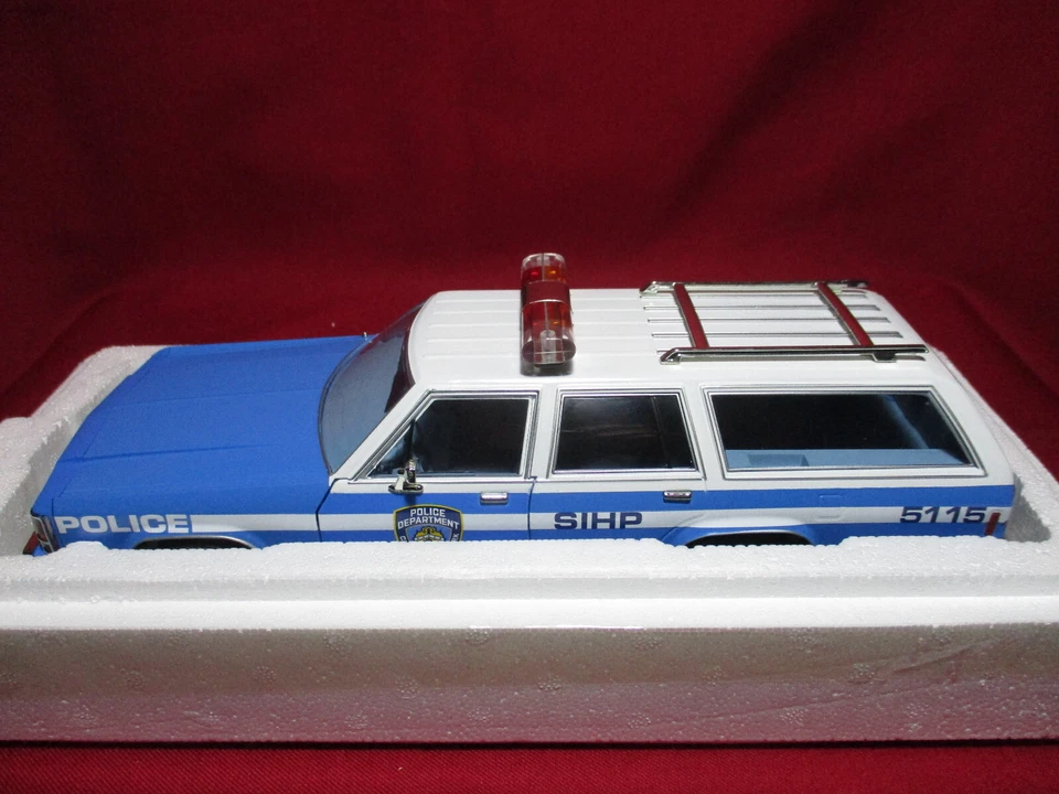 1:18 Scale NYPD 1988 Ford Ltd Crown Victoria Wagon New York City Police Dept Car - Image 2 of 4
