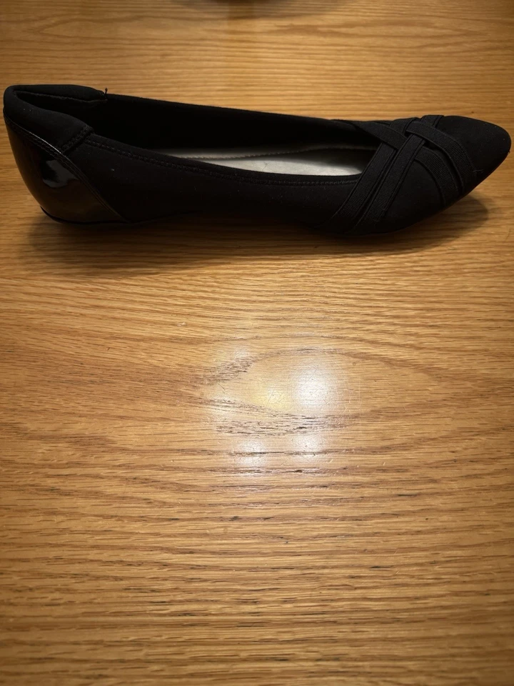 ANNE KLEIN WOMEN’S SPORTS BLACK FABRIC AND PATENT LEATHER SIZE 8 SLIGHTLY USED - Image 4 of 4
