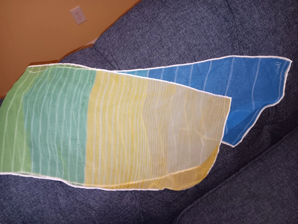 Bufanda cuadrada vintage VERA Neuman poliéster a rayas verde, amarillo, verde azulado y azul Foto 3 de 4