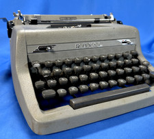 ⭐️ VINTAGE ⭐️  Royal Quiet Deluxe Typewriter w/ Case, ⭐️Excellent Condition⭐️ thumbnail