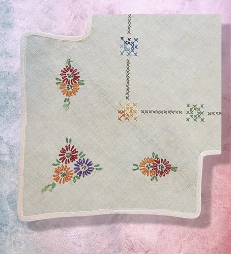 VTG Bridge Card Game Tablecloth Floral Embroidery Ecru w/Pink Edging Diamond Pts - Picture 8 of 24