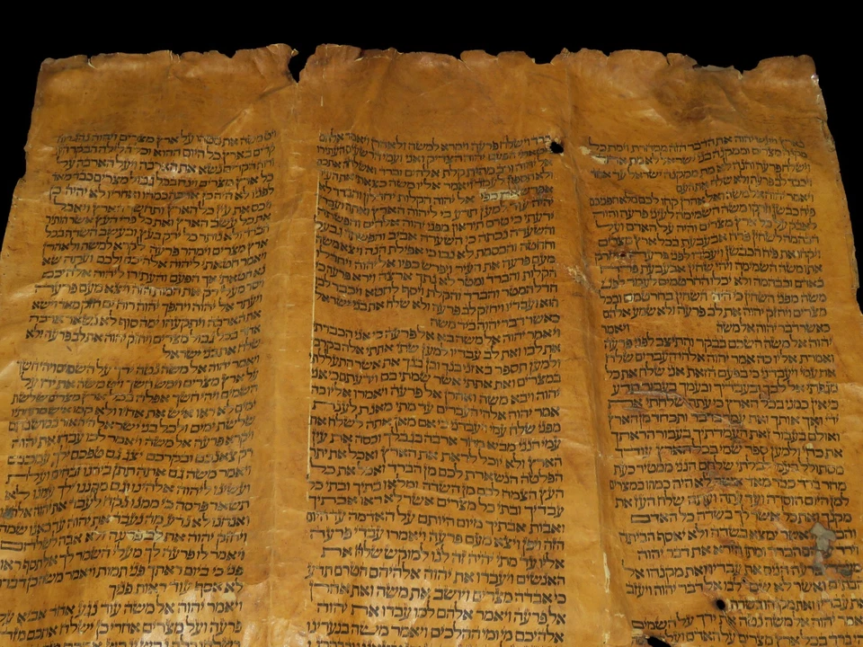 TORAH BIBLE SCROLL JEWISH MANUSCRIPT FRAGMENT 300-400 YEARS OLD FROM MOROCCO - Image 3 of 4
