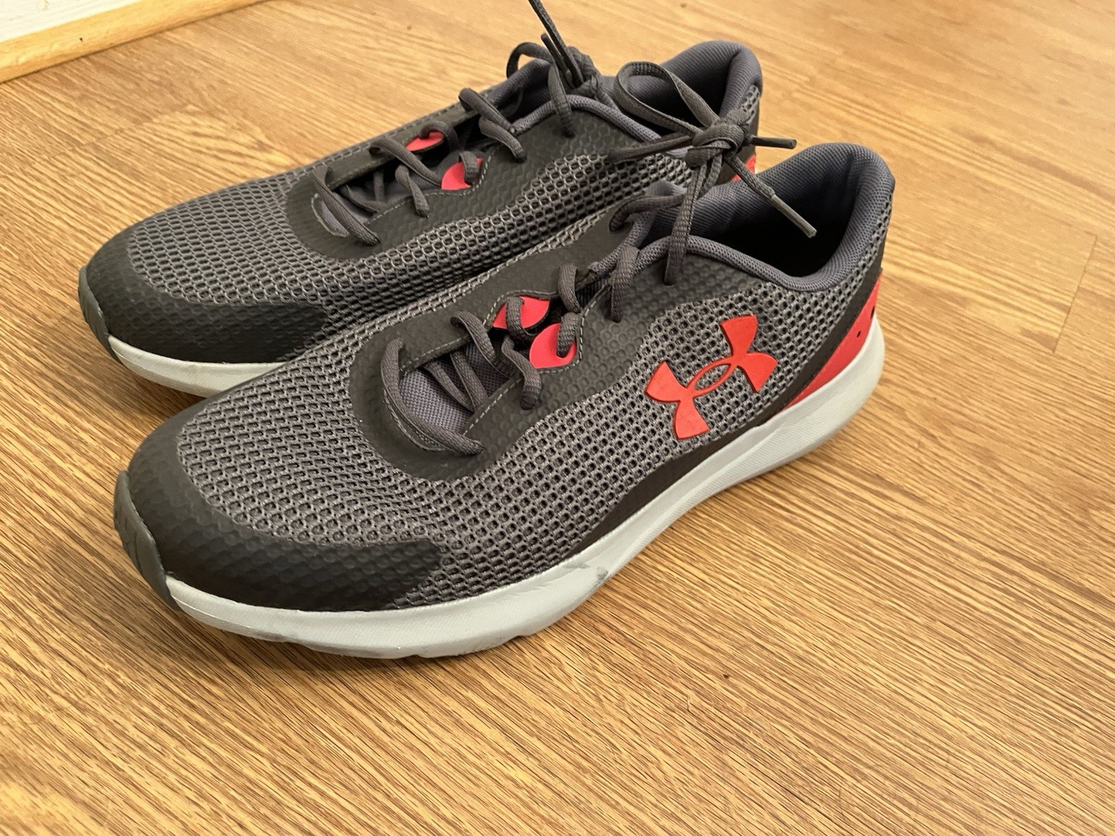 SAOLA Under Armour Charged Surge 4 Scarpe Sneakers Uomo 12 Grigio Rosso