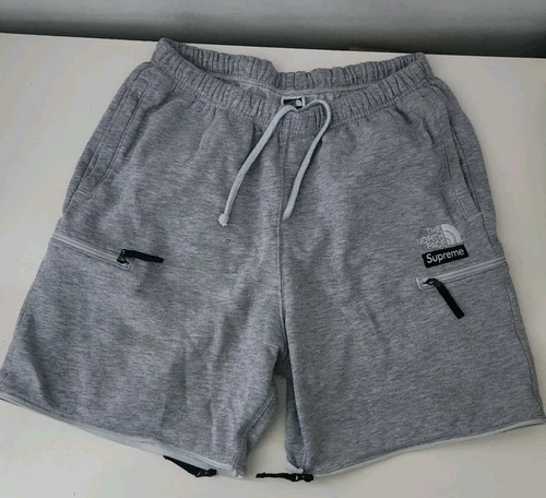 Sweat shirt SS23 Supreme x The North Face taille S petit short 30 gris bruyère