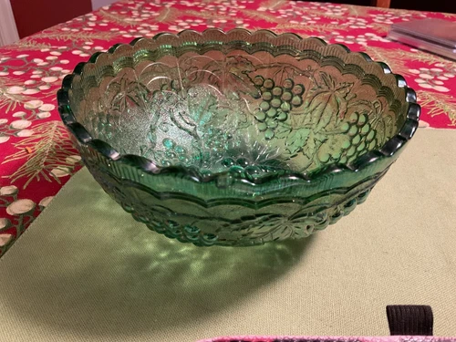 💚Beautiful Imperial Grape and Leaf Green Carnival Glass Bowl Scalloped Rim
