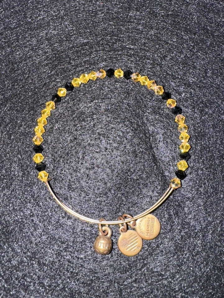 Pulsera Alex Ani Harry Potter Hufflepuff Dije de Cuentas Amarillas Tono Dorado Slide Foto 3 de 4