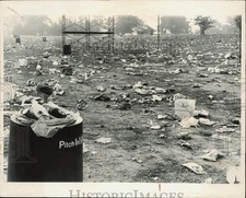 Foto de prensa 1972 camadas de basura tierra después del concierto en Edwardsville, Illinois