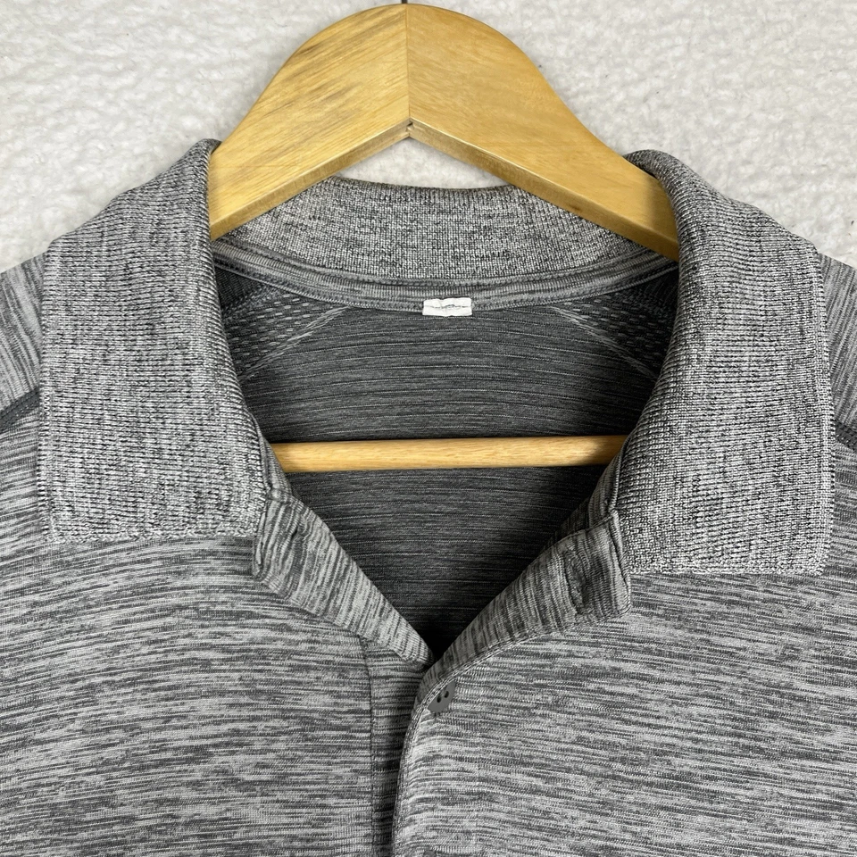 Camiseta Lululemon Masculina Manga Curta Couro Cinza Ventilação Metal Grande - Imagem 2 de 4