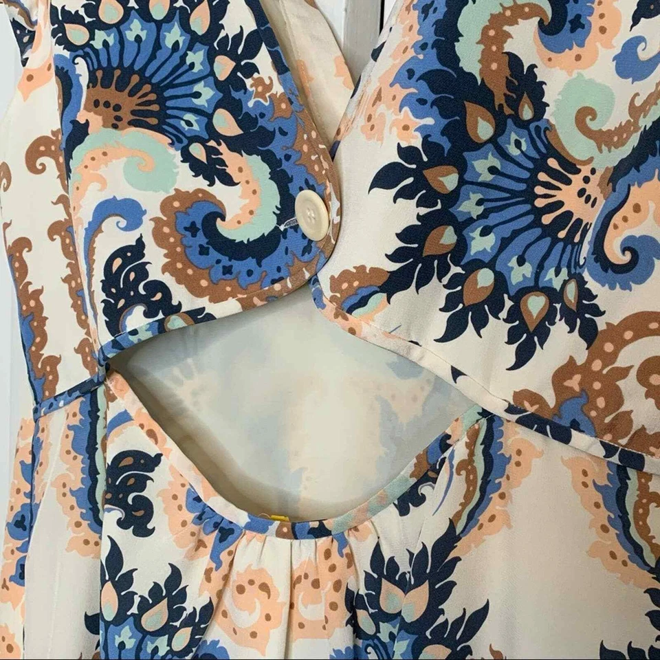 Mini de seda con estampado de cachemira crema TIBI con espalda abierta Foto 3 de 4