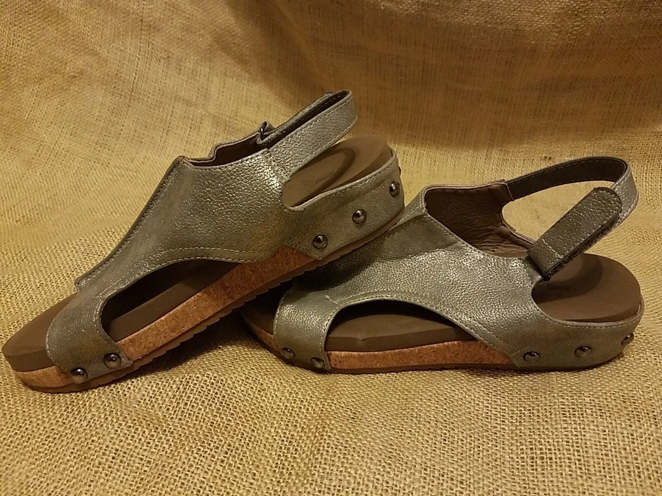 Sandalias de cuña Corkys para niños pequeñas niñas VOLTA talla 4 peltre plateado con tachuelas usadas en excelente estado Foto 3 de 4