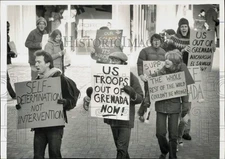 Press Photo Protesters outside the Federal Building, in Springfield. - sra35656