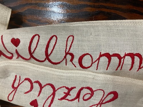 Vintage German Needlepoint Large Bow Warm Welcome - Herzlich Wilkommen flowers - Picture 4 of 11