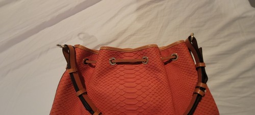 Dooney & Bourke Bucket Bag Python geprägt Koralle Leder Kordelzug Neu - Bild 9 von 17