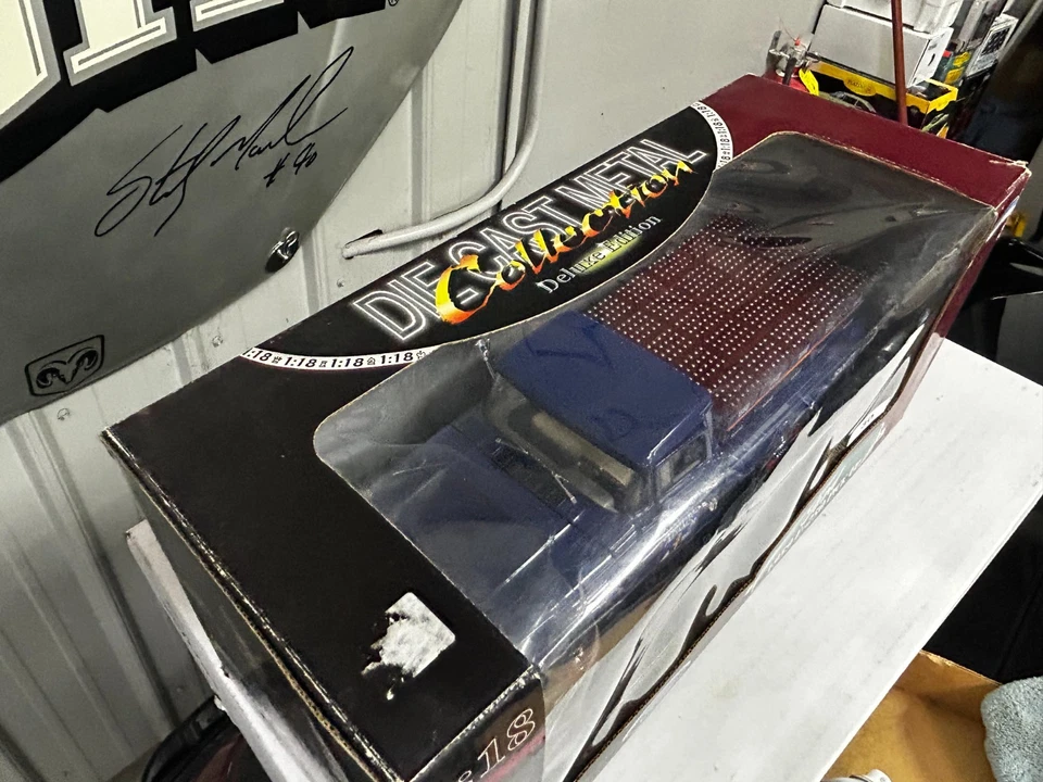 道路签名 1959 年福特 F250 塞缪尔·亚当斯特别版 1: 18 比例模型  — 第 2/4 张图片