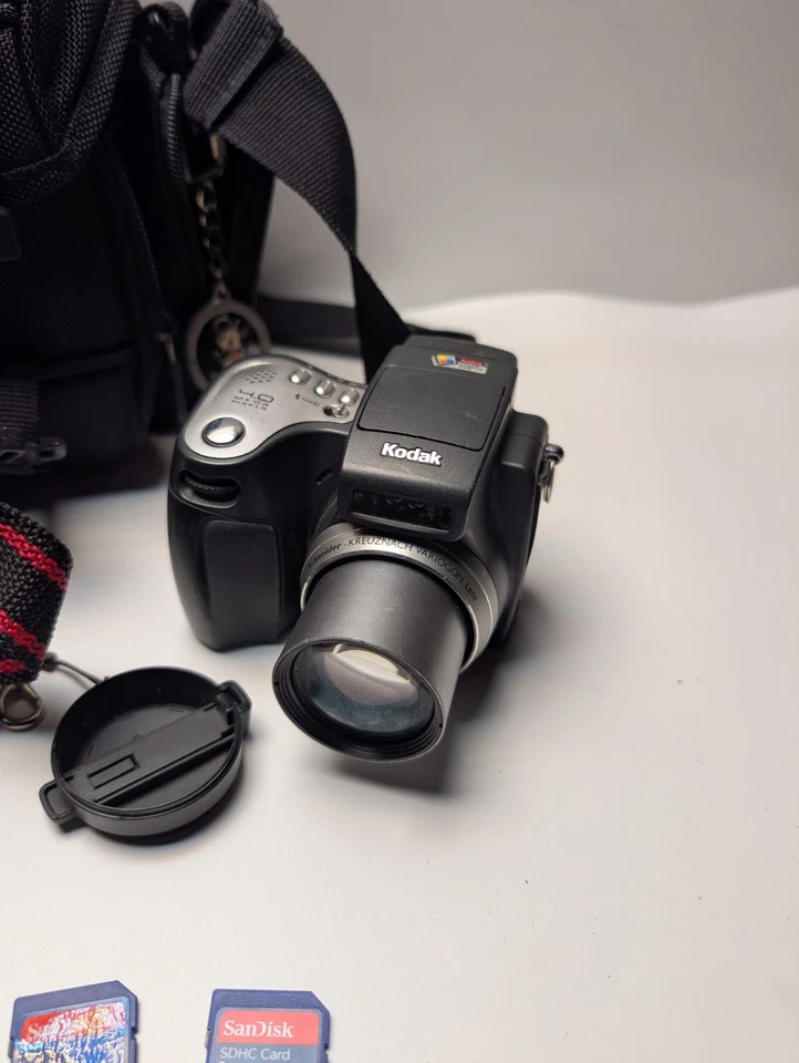 Kodak EasyShare DX7590 Camera(2) 5MP Digital W Charger 2 Batteries Carry Bag - Image 2 of 4