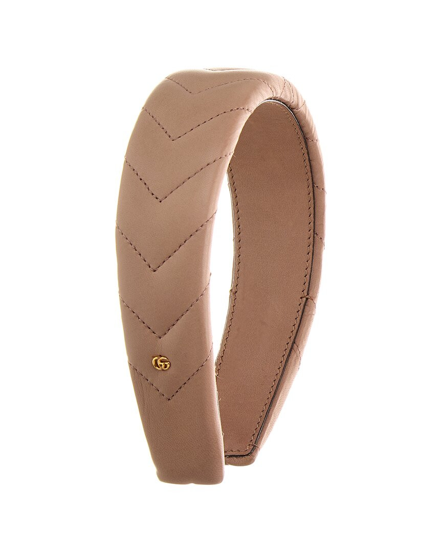 Женская кожаная повязка на голову Gucci Interlocking G Matelasse бежевого цвета 40090₽