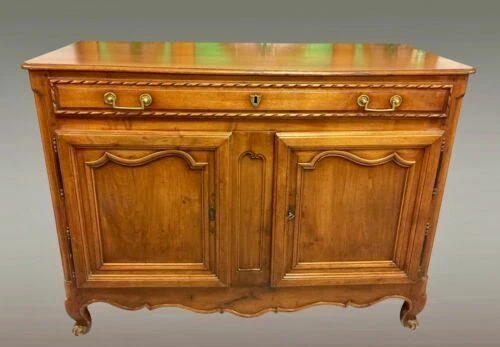 Buffets bas et bahuts du XIXe et d'avant en noyer