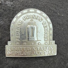 Obsolete Federal Prison Service Cap Badge-