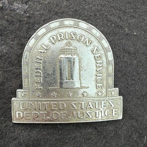 Obsolete Federal Prison Service Cap Badge-