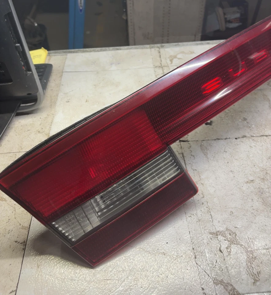 Conjunto montado en la tapa del panel de luces traseras de freno SUBARU LEGACY 2000-04 Foto 3 de 4