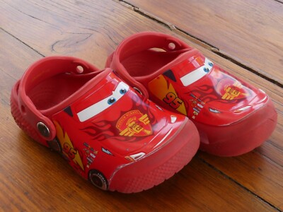 99  Jungen CROCS Lightning McQueen Gr. C 9 Schuhe Sandalen Disney Pixar Kinder