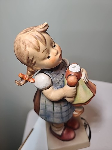 Statuetta Goebel Kiss Me Hummel 6" bambina con bambola #311 incisa 1955 DANNEGGIATA - Foto 2 di 12