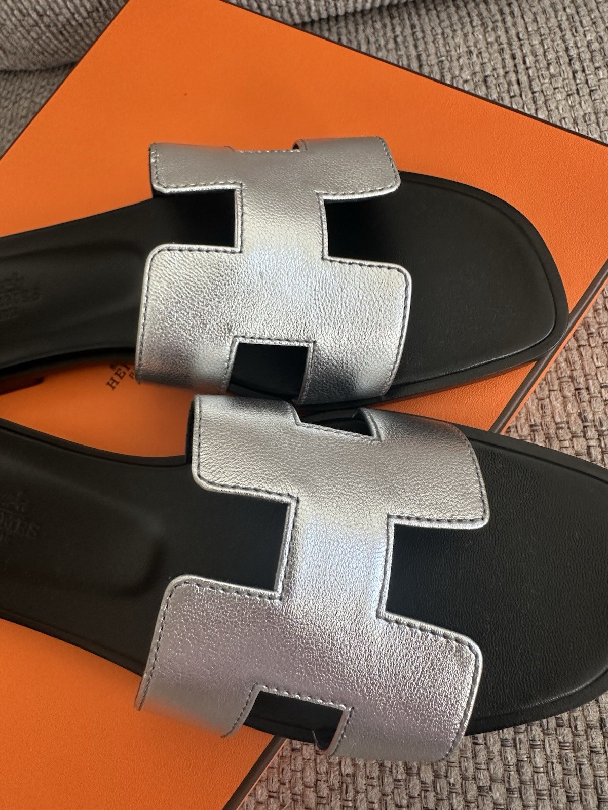 Size 38EU NEW in Box HERMÈS Gris Argenté Calfskin ORAN Sandals thumbnail 6