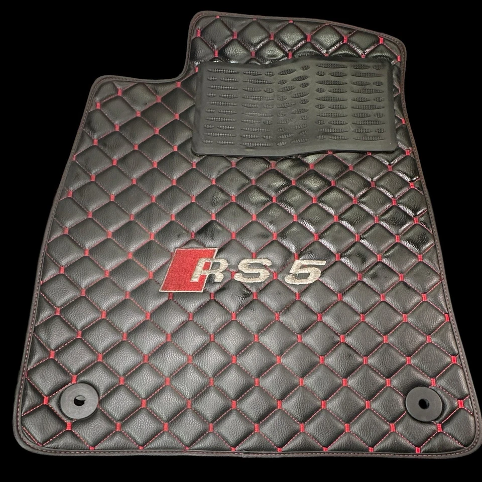 Alfombrillas Audi RS5 puntada negra y roja imitación cuero acolchado patrón Foto 2 de 4