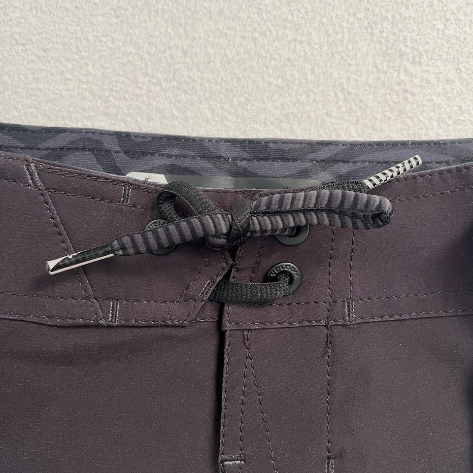 NWT Volcom Macaw Mod Tech Boy Board Shorts Swim Trunks Black Swimsuit 25 / 10 - Image 3 of 4