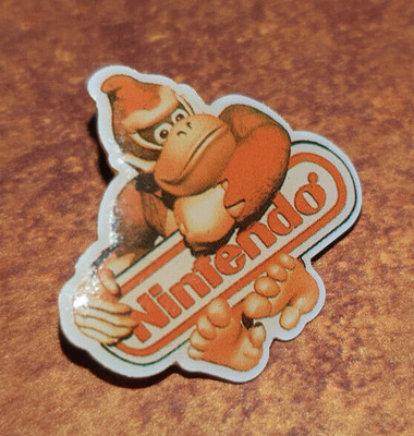 Rare 1994 Nintendo Super NES SNES Donkey Kong Country DKC promo enamel pin gb