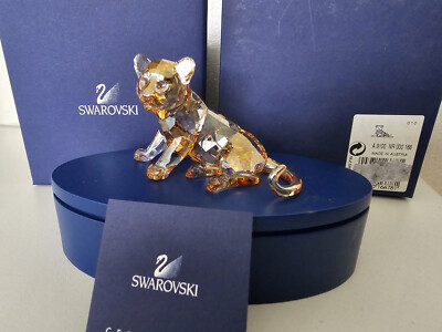SWAROVSKI SCS 2010 ''TIGERJUNGES SITZEND'' BRANDNEU