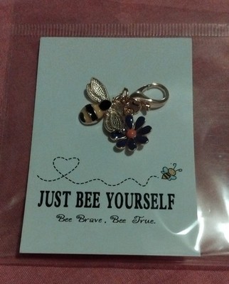 Bee yourself Bee Brave Bee True   Schlüsselanhänger Handtasche Anhänger Geschenk Lila Blume