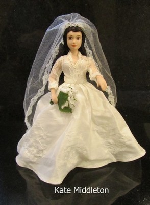 Kate Middleton Porzellan Puppe in Replik Brautkleider Royal Brides Collection