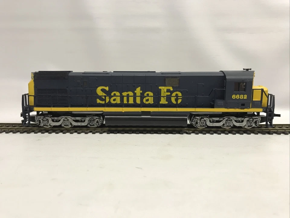 HO Model Power Alco C628 Santa Fe 6682 Powered In Box Tested Runs Great - Image 4 of 4