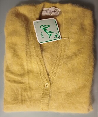 Strickjacke aus Angorawolle V-Ausschnitt. Amita