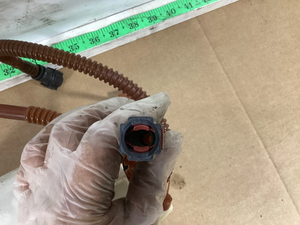 2008 - 2010 Porsche Cayenne 3.6 Fuel Pump Right Passenger Side 228236005 OEM . - Image 3 of 4