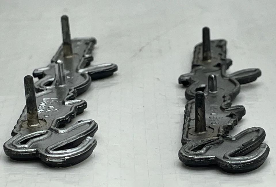 Nuevo de Lote Antiguo GM 1978-86 Oldsmobile Emblemas Cutlass Supreme Panel de Puerta Nuevo Stock Borde Foto 4 de 4