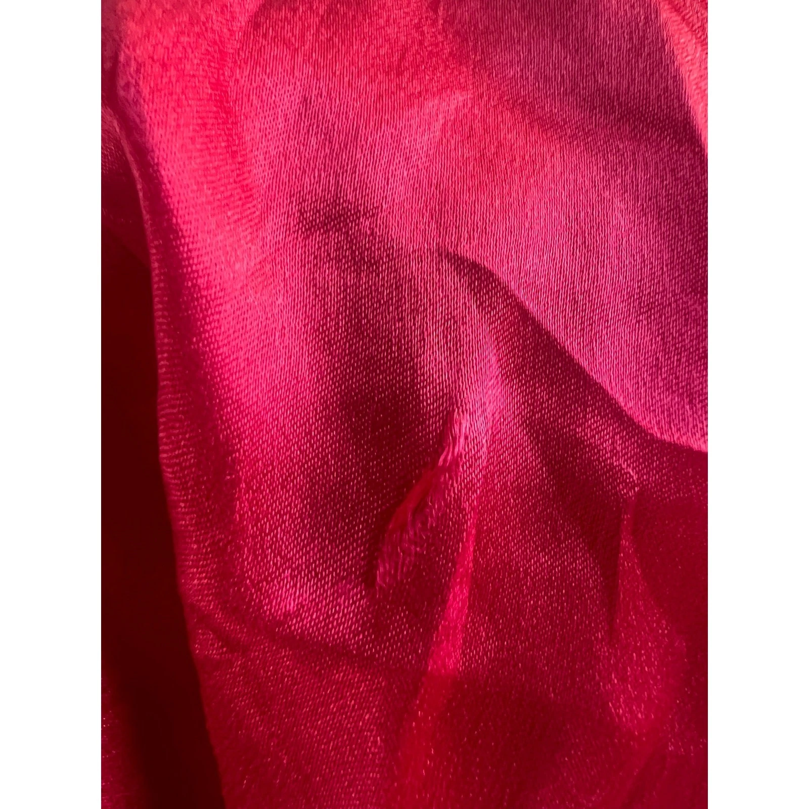 UNDERCOVER Abito slip rosso Victoria's Secret con orlo in pizzo rosa chiaro e spacco