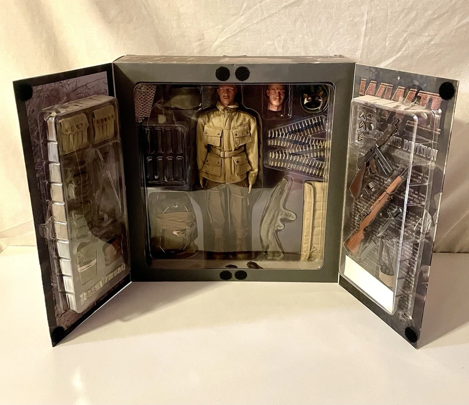 Boneco de ação DiD Segunda Guerra Mundial EUA 101º Airborne Ricky Foster 1/6 12" (2006) novo na caixa - Imagem 3 de 4