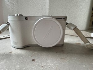 Samsung NX3000 Wifi digital camera Body Only - tested working.