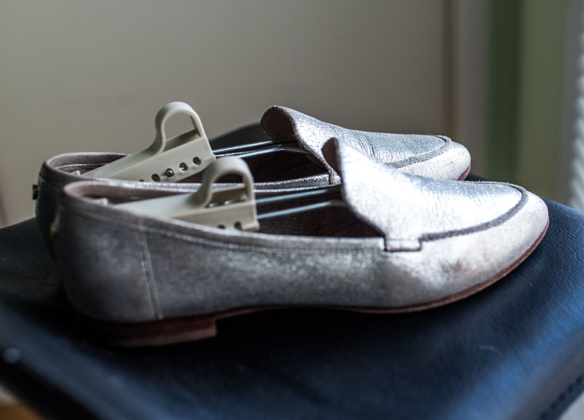 Kate Spade women's leather silver flat solid shoes US size 7,5