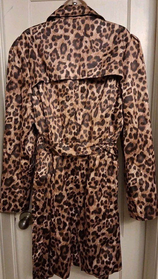 Abrigo K DASH by Kardashian Colección Leopardo Doble Pecho 1X Foto 3 de 4
