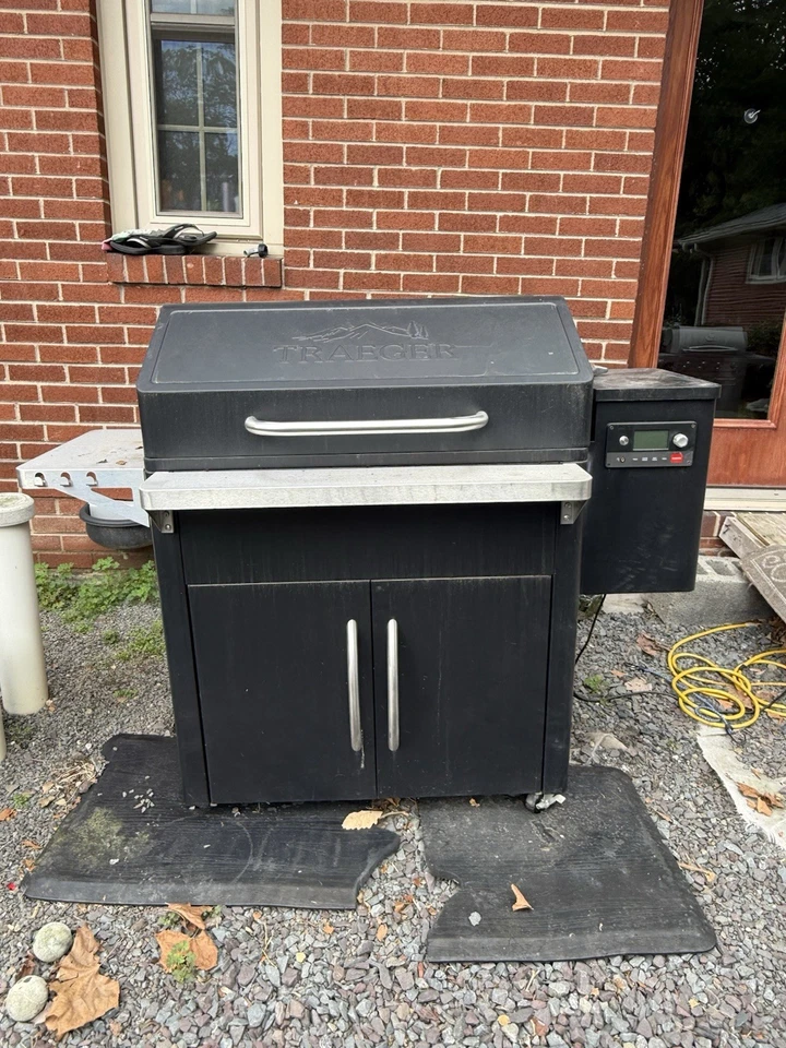 Parrilla eléctrica de pellets de madera Traeger Silverton TFS81B y ahumador WiFIRE usada Foto 2 de 4