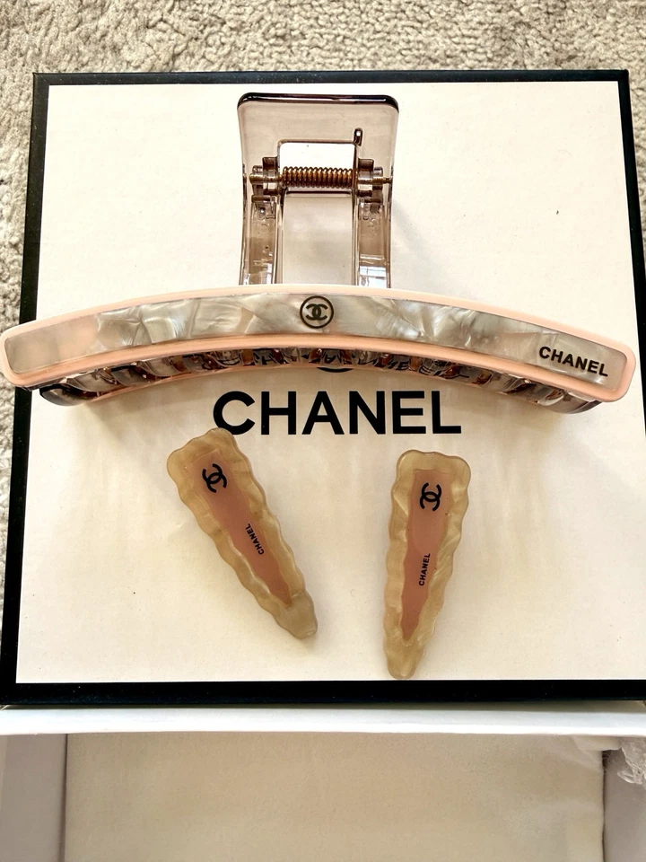 Conjunto de clipes de cabelo rosa - GWP VIP presente Chanel Beauté com caixa e bolsa de pó - Imagem 4 de 4