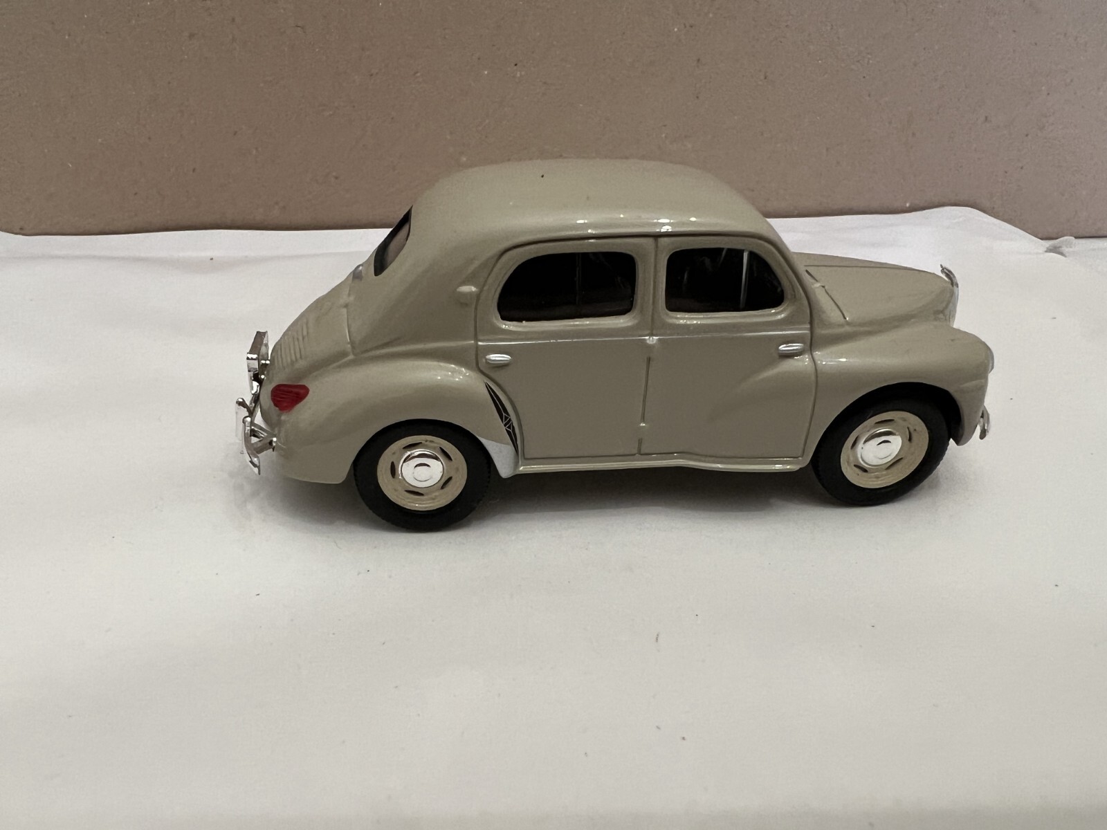 Set de 9 magnets Renault 4cv I&S collector (dimension boîte 7x9,3x2cm