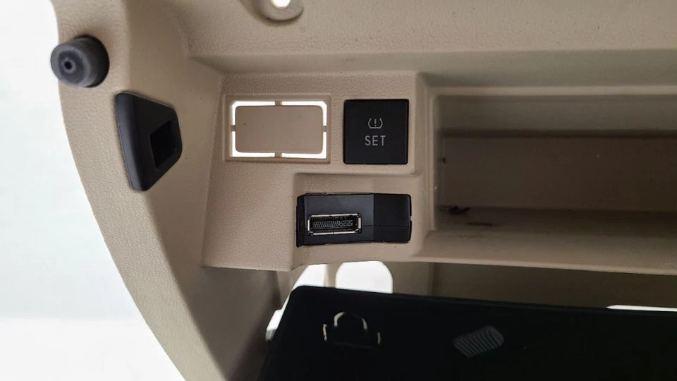 2011-2018 VOLKSWAGEN JETTA GLOVE BOX GLOVEBOX  - Image 3 of 4