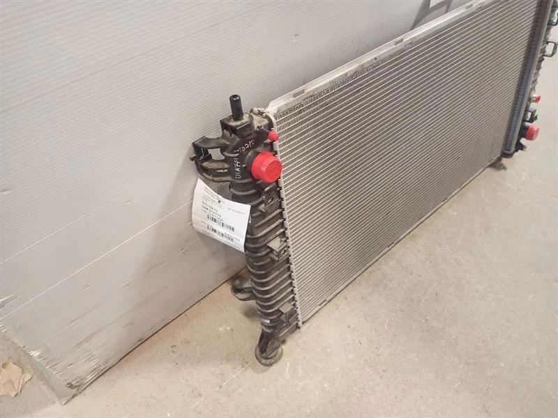 Radiator from 2002 Chevrolet Silverado 1500 5.3L AT 11078334 - Image 3 of 4