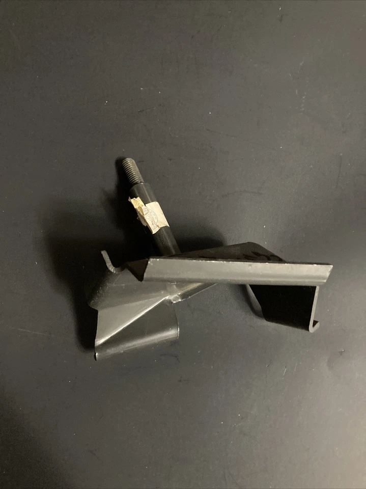 6072157300 Alfa Romeo Spider 1972 1973 年 NOS 右后保险杠支架 — 第 2/4 张图片