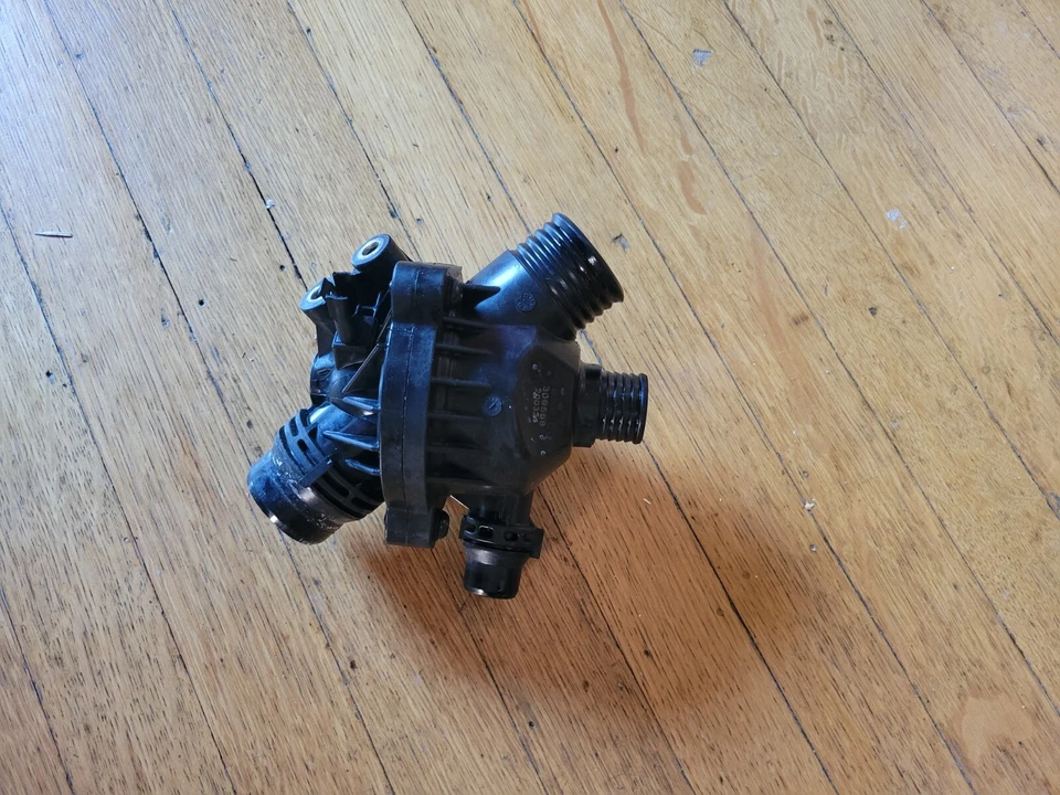 Termostato de refrigerante de motor / Conjunto de salida de agua - Termostato integrado Carcasa Foto 4 de 4